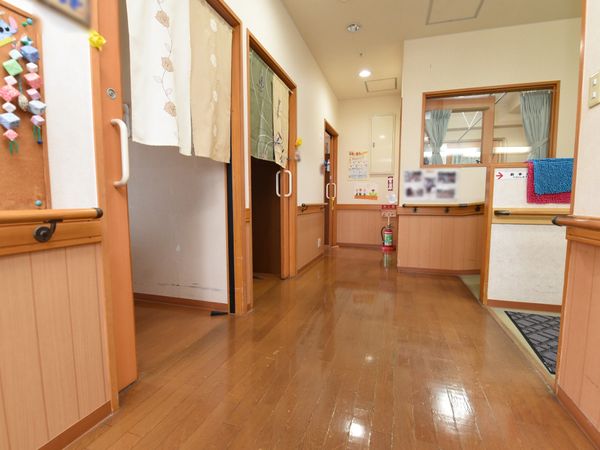 廊下の明るいイメージ