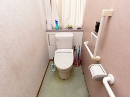 バリアフリー設計のトイレ