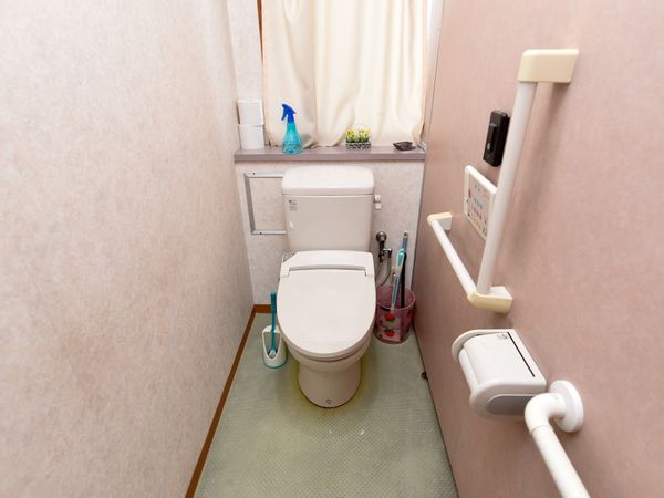 バリアフリー設計のトイレ