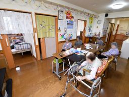 明るいリビングの日常風景