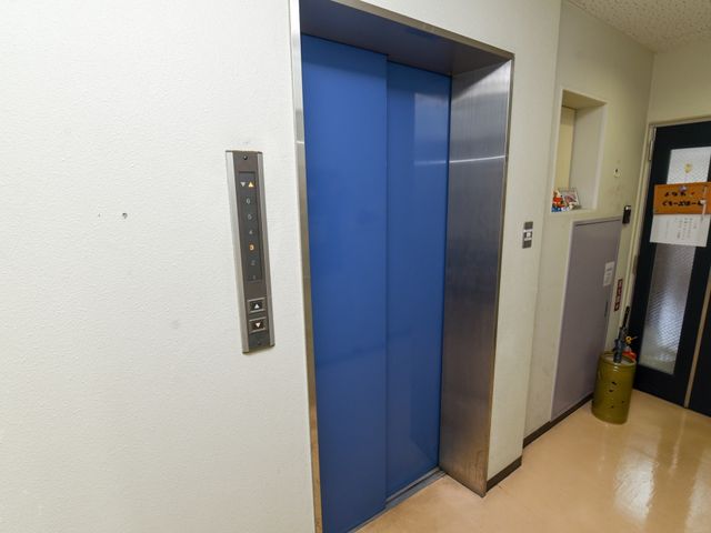 青い扉のエレベーター エレベーター 清潔感のあるエレベーターは、設備が整い、各階へのアクセスを快適にします。利便性を重視した職場環境が整っています。