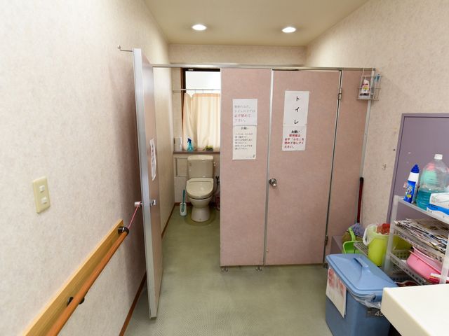バリアフリートイレの扉 トイレ ゆったりと使えるバリアフリートイレが備えられ、安心してお過ごしいただけます。手すりも設けられており、サポートが必要な方にも配慮されています。