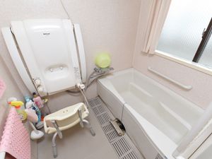 バリアフリー設計の浴室