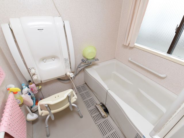 バリアフリー設計の浴室 浴室 手すり付きのゆったりとした浴槽です。安全かつ快適にご利用いただけるよう、工夫が凝らされています。
