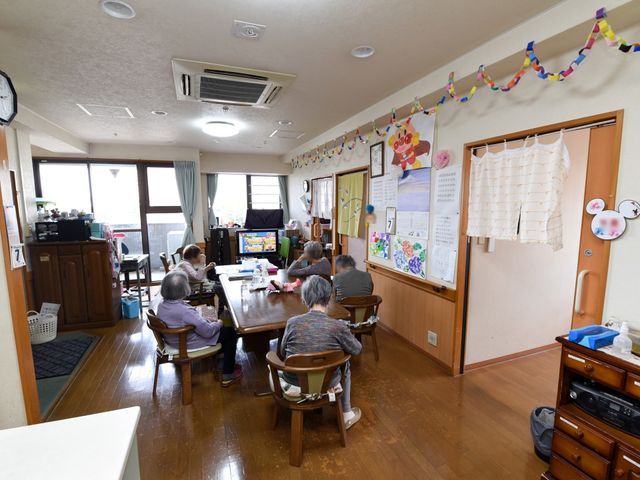居心地の良い共有スペース 共有スペース ゆったりとした空間で、利用者同士が交流を楽しむ様子が伺えます。手作りの装飾が暖かい雰囲気を醸し出しています。