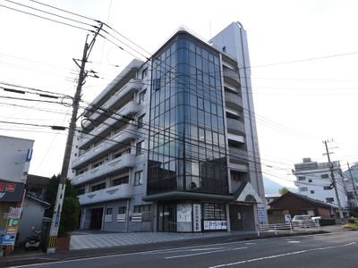 モダンな外観の建物