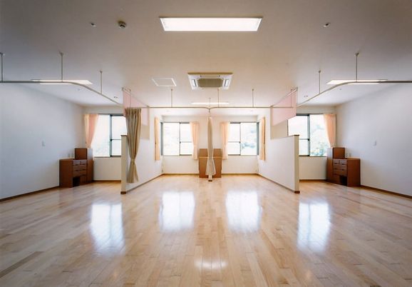 明るく広々とした部屋