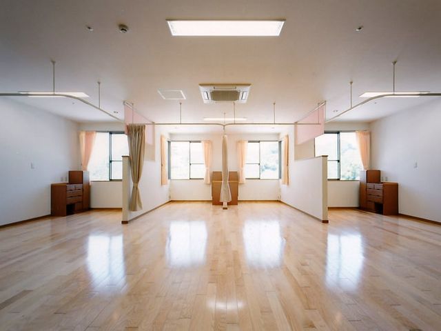 明るく広々とした部屋 多目的室 自然光が差し込む広々とした空間では、多彩な用途で利用することができます。お仕事にも最適です。