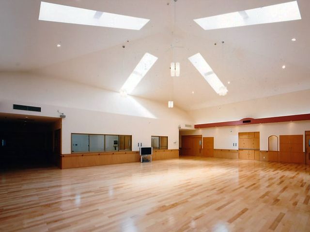自然光が入る広い室内 多目的室 明るい自然光が差し込む広々とした室内です。木目のフローリングが温かみを演出しています。