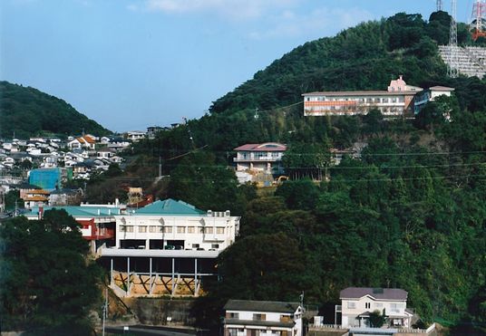 緑に囲まれた建物