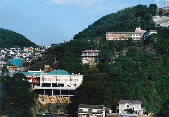 緑に囲まれた建物