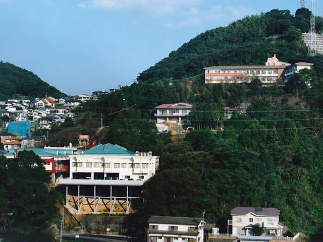 緑に囲まれた建物 外観 自然豊かな環境に立地し、穏やかな雰囲気が魅力の施設です。