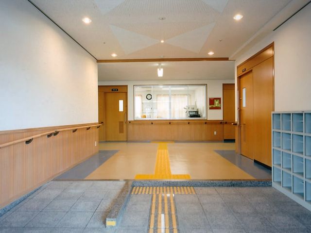 エントランスの様子 エントランス   広々としたエントランスです。手すりが設置され、安全に配慮された造りになっています。