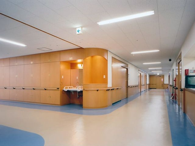 明るい照明の廊下 廊下 温かみのあるデザインの廊下は、各部屋へスムーズに移動できるよう設計されています。