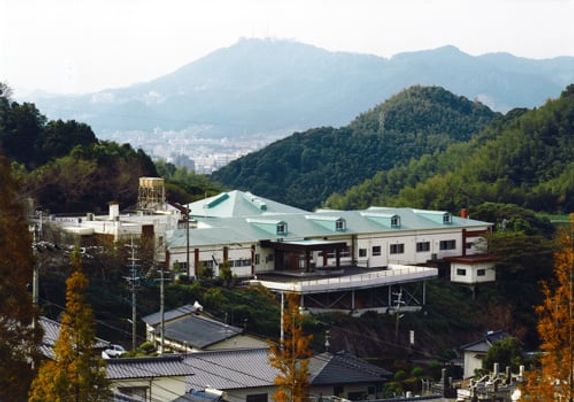自然に囲まれた外観