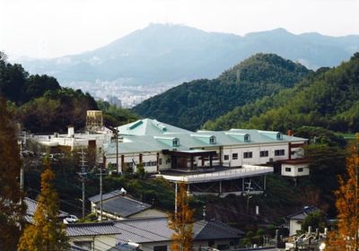 自然に囲まれた外観