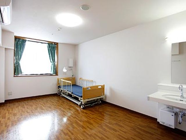 広々とした居室 居室 自然光がたっぷり入る、清潔で広々とした居室です。快適な環境でリラックスできます。