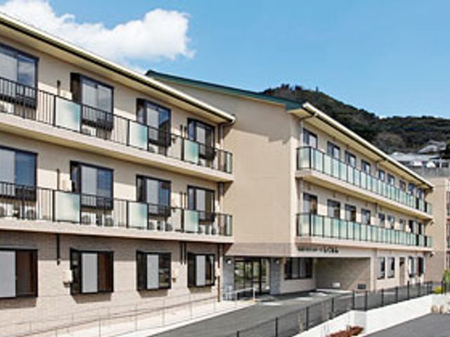 山に囲まれた建物外観 外観 自然豊かな環境に囲まれた施設の外観です。安心して働くことができる、静かなエリアに位置しています。