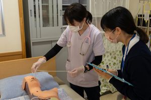 研修中のスタッフ二人