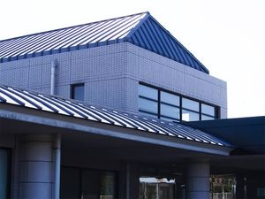 青い屋根の建物外観