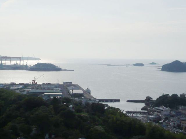 穏やかな海の風景 中庭 施設から見える美しい海の風景です。リラックスできる眺めが仕事の疲れを癒してくれます。