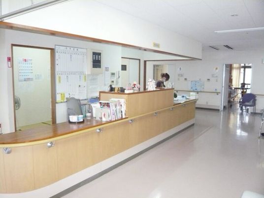 温かみのある受付カウンター