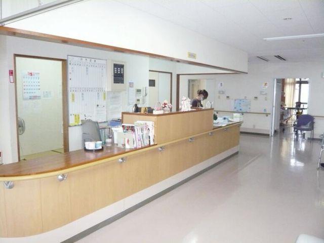 温かみのある受付カウンター フロント 温かい雰囲気の受付カウンターが特徴です。スタッフが親切に対応しますので安心して訪れることができます。