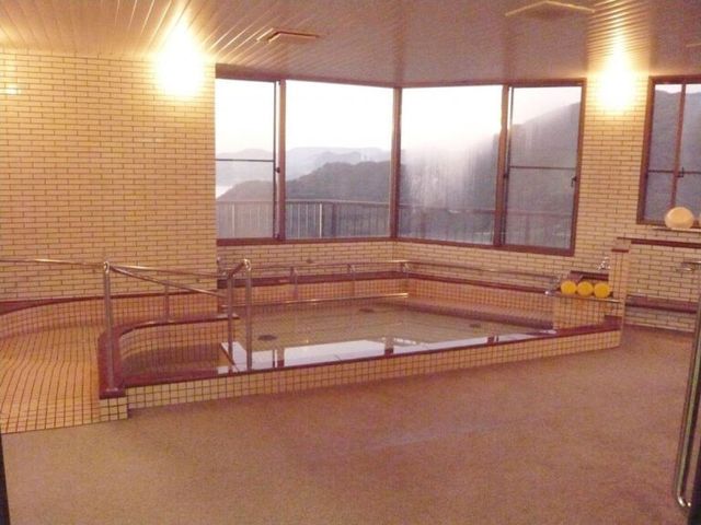 眺めの良い浴室 浴室 広い窓から自然光が入る明るい浴室です。眺望を楽しみながらリラックスできます。