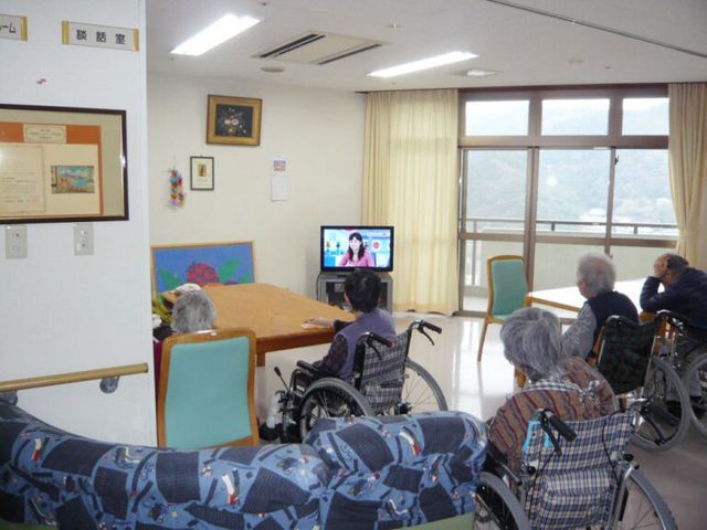 テレビ鑑賞のリビング リビング 自然光が入り込む明るいリビングです。車椅子を利用しながらテレビを楽しむことができます。