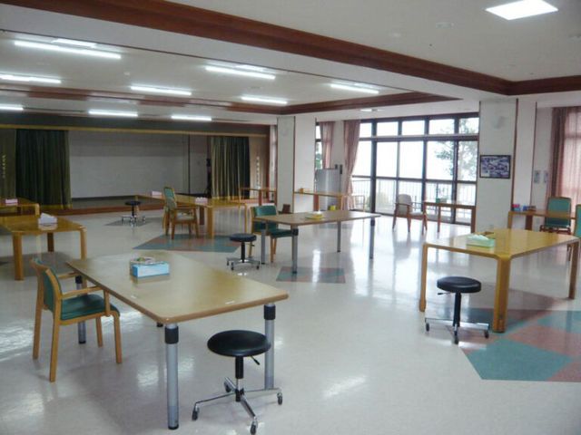 広々とした多目的室 多目的室 明るい自然光が入る広々とした空間で、多様な活動に対応しています。各テーブルは移動しやすく配置されています。