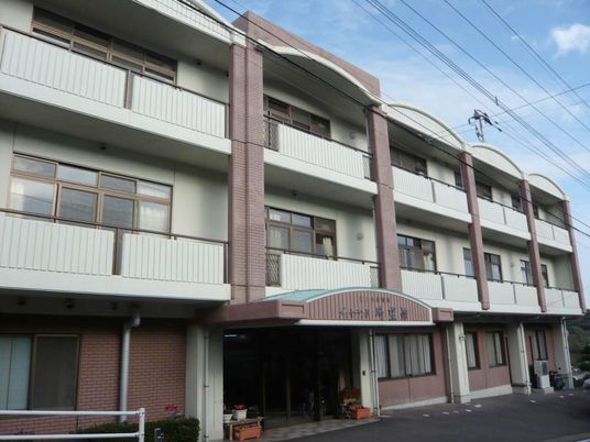 三階建ての外観  