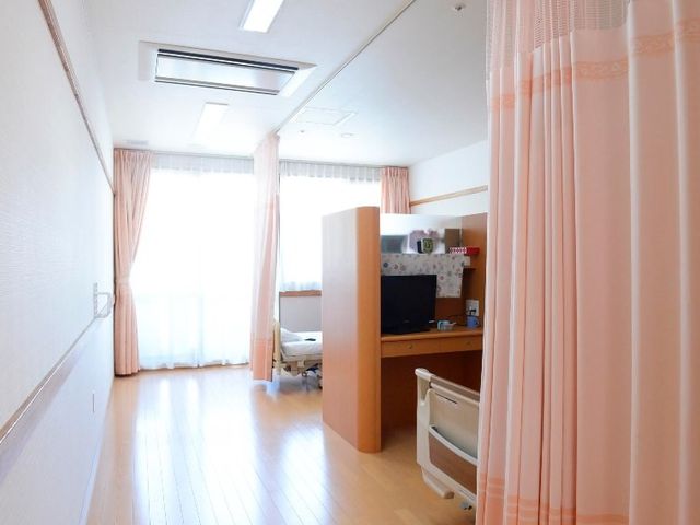 明るい居室 居室 自然光が差し込む明るく快適な居室です。プライバシーを守るためのカーテンが備えられています。