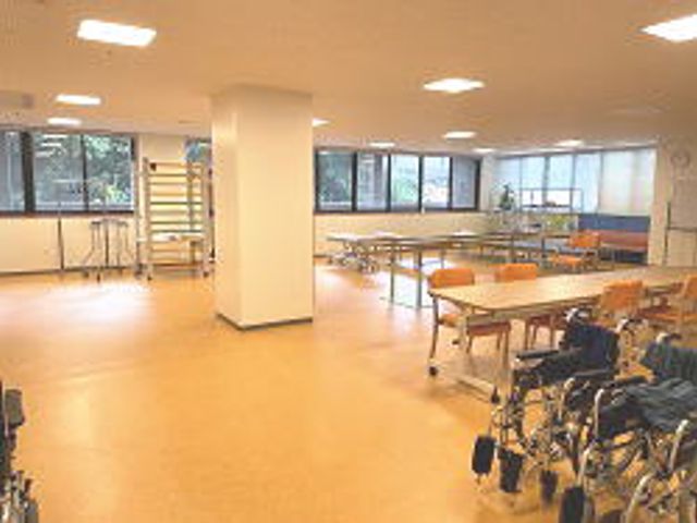 自然光溢れるダイニングルーム ダイニングルーム   車椅子でも快適に過ごせる、明るく広々とした食事スペースです。リラックスタイムに最適です。