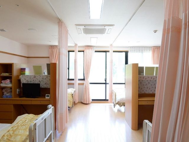 明るい空間の居室 居室 自然光が差し込む広々とした居室です。仕切りがあり、プライバシーも保たれます。