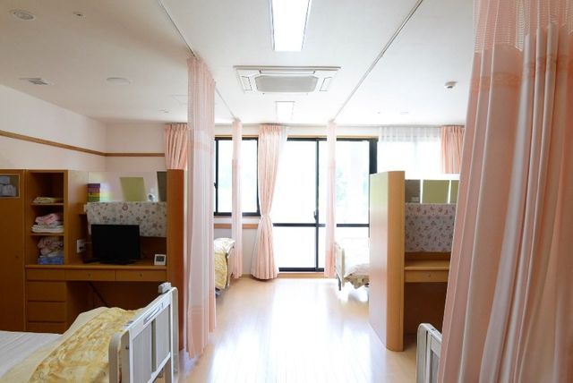 明るい空間の居室 居室 自然光が差し込む広々とした居室です。仕切りがあり、プライバシーも保たれます。