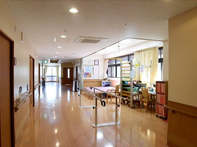 手すり付きの廊下 廊下 手すりが設置された廊下は、リハビリや安全な移動をサポートします。自然光が差し込み、明るい空間です。