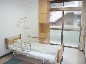 明るい居室のベッド  