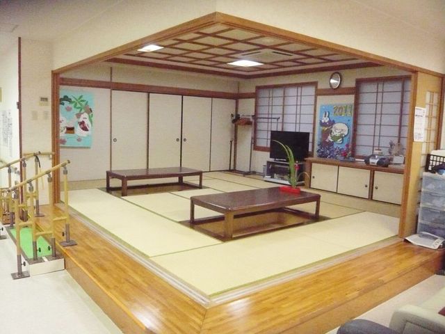 和室のある内観 和室 自然光が差し込む和室は、畳の上でリラックスできる空間です。快適な休憩時間をお過ごしください。