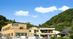 緑に囲まれた建物外観