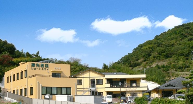 緑に囲まれた建物外観