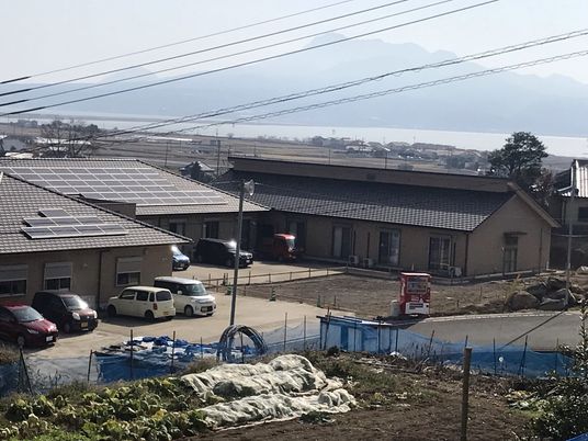施設外観と周辺風景