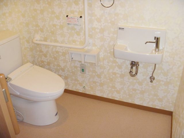 清潔なトイレ空間 トイレ 清潔感あふれるトイレです。手すりが設置されており、安心して使用できます。