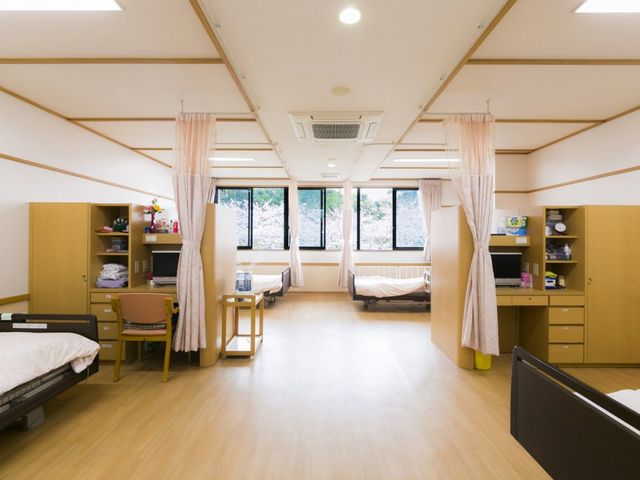 自然光あふれる居室 居室 窓から自然光が差し込む明るい空間です。ベッド周りが広いため、快適に過ごせます。