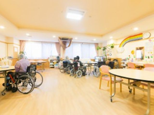 明るい共有スペース ダイニングルーム 車椅子でも利用しやすい、明るく広々とした空間です。リラックスしながらお過ごしいただけます。