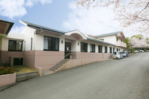 桜に囲まれた建物の外観  