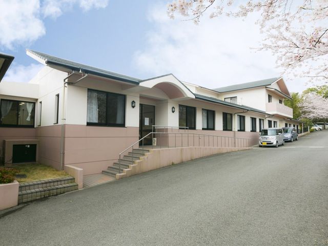 桜に囲まれた建物の外観 外観   春には桜が咲く美しい環境が魅力です。穏やかな気持ちで日々を過ごせます。