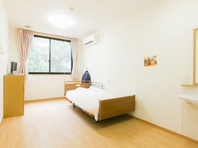 明るい窓の居室 居室 自然光が差し込む居室です。清潔感があり、心地よい空間を提供しています。