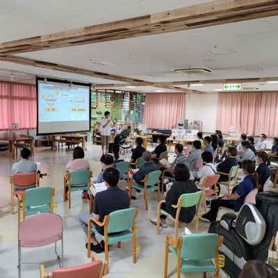 プレゼンテーションが行われている多目的室