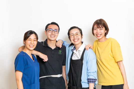 笑顔のスタッフが並ぶ様子