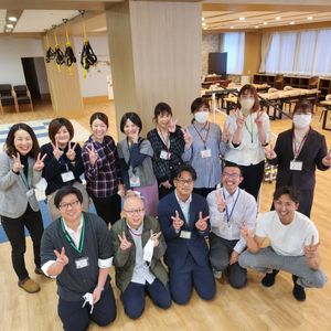 笑顔のスタッフが集うラウンジ